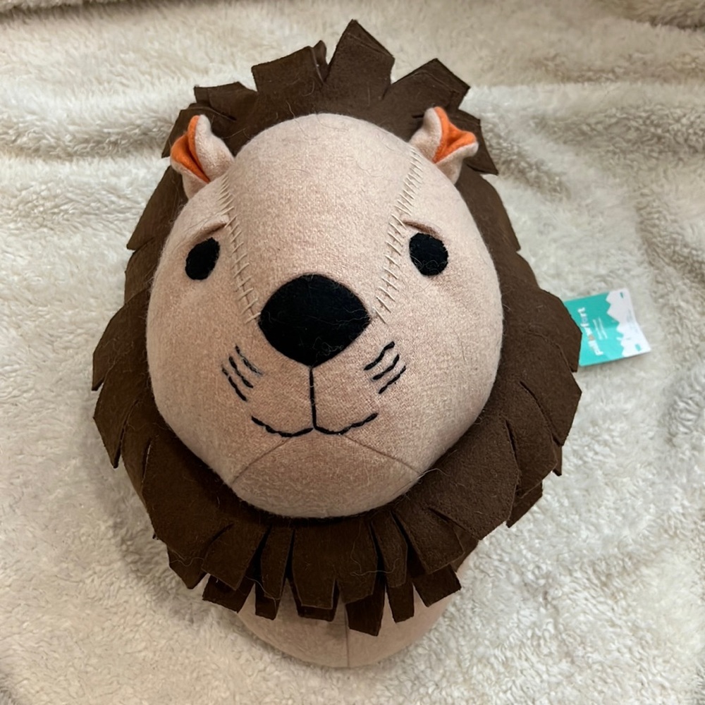 PILLOWFORT LION HEAD WALL HANGING STUFFED ANIMAL PLUSH TARGET NURSERY KIDS DECOR